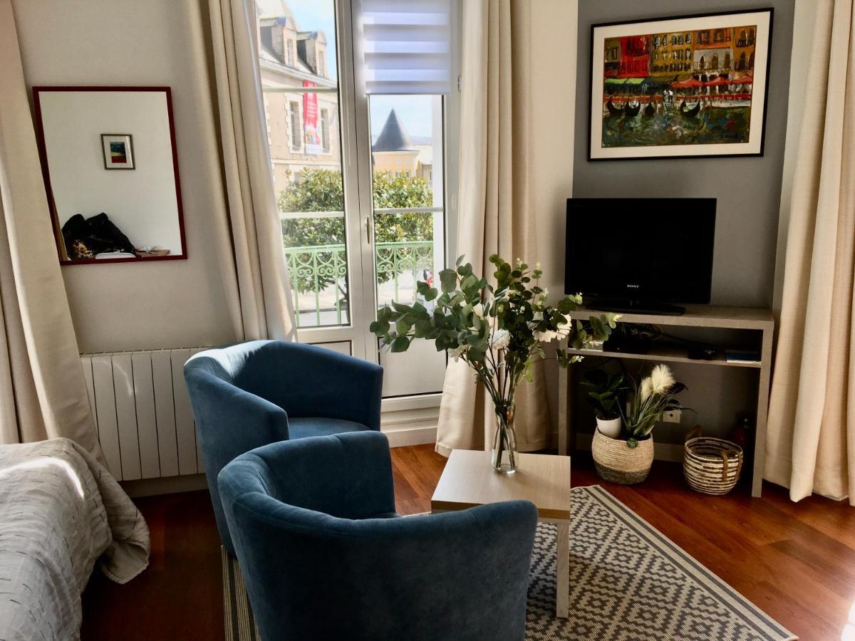 Studio Balcon De La Place Dinan Exterior foto